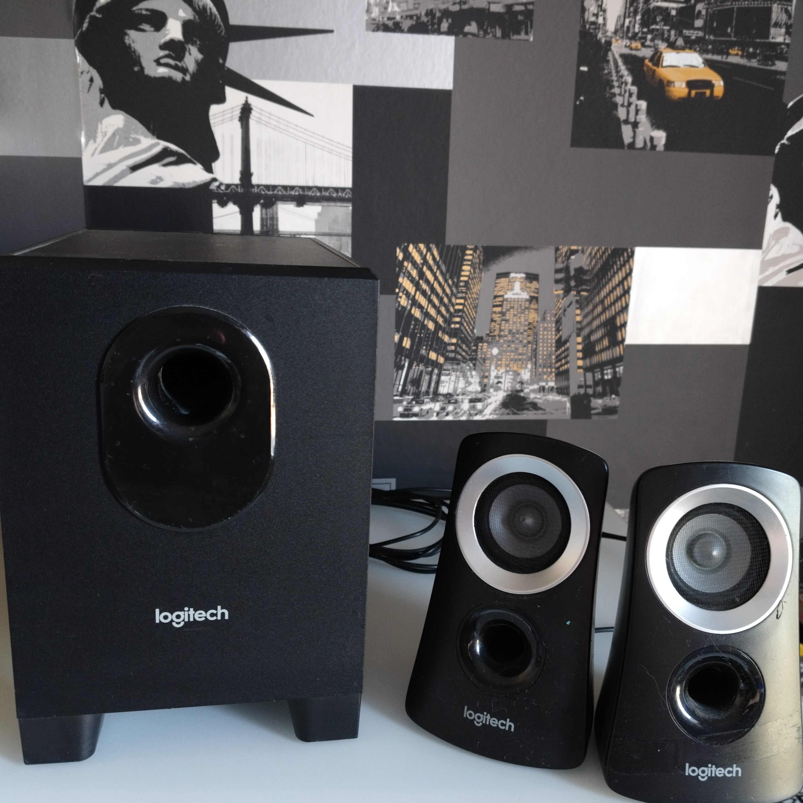 Logitech kaiuttimet ja basso